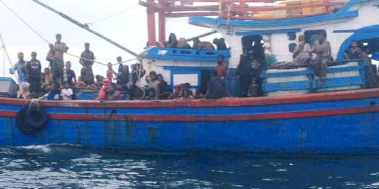 Tangkapan layar kondisi di dalam kapal yang berisi pengungsi Rohingya yang terombang-ambing di perairan Labuhan Haji, Aceh Selatan/Repro
