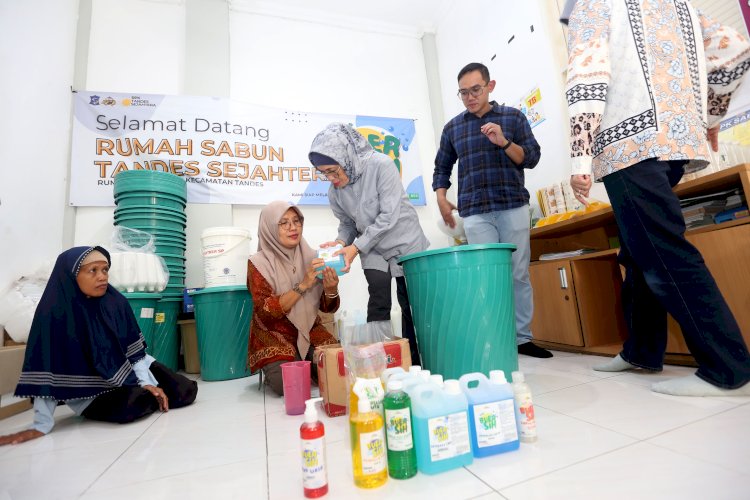 Teks foto: Pjs Wali Kota Restu melihat gamis produksi sabun di samping Kantor Kecamatan Tandes/RMOLJatim