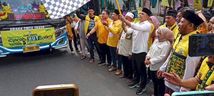 Teks foto: Eri memberangkatkan warga ziarah ke Wali Lima/RMOLJatim