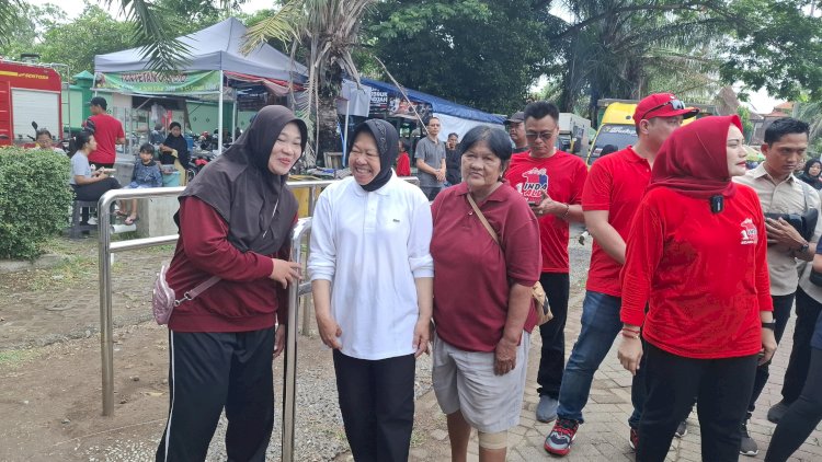 Calon Gubernur Jatim Tri Rismaharini saat berfoto dengan masyarakat setempat dan Calon Walikota Madiun Inda Raya (merah) kanan. 
