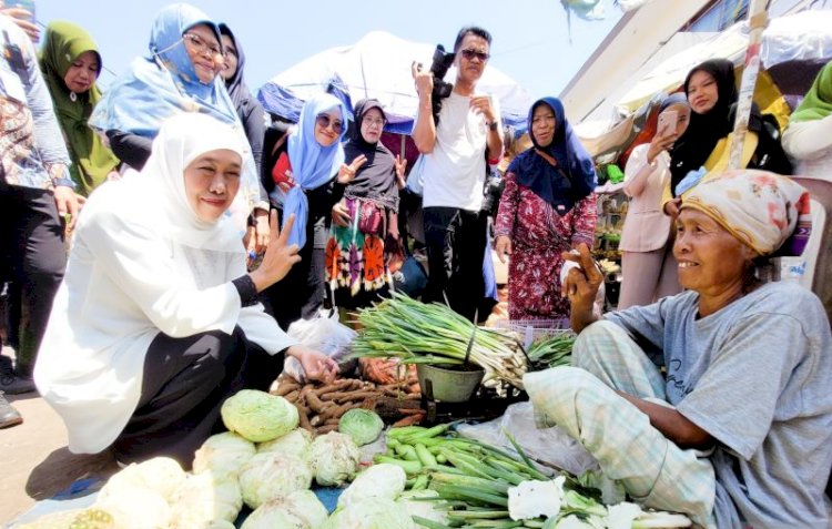 Khofifah Indar Parawansa saat menyapa pedagang di Pasar Besuki, Situbondo/antara