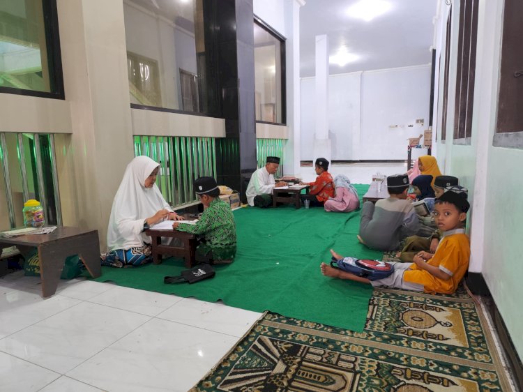 Kegiatan guru ngaji saat mengajar di TPQ Masjid Al Hikmah, Desa Rambigundam, Kecamatan Rambipuji/Ist