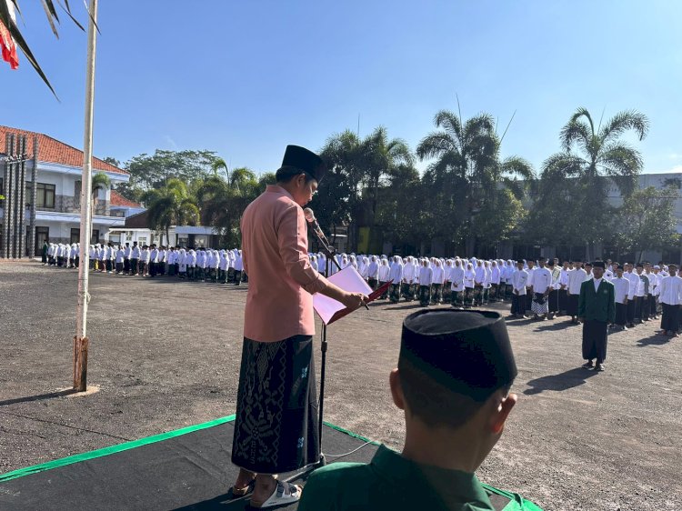 Cabup Gus Fawait saat menjadi instruktur upacara di pesantren IBU Pakusari/Ist