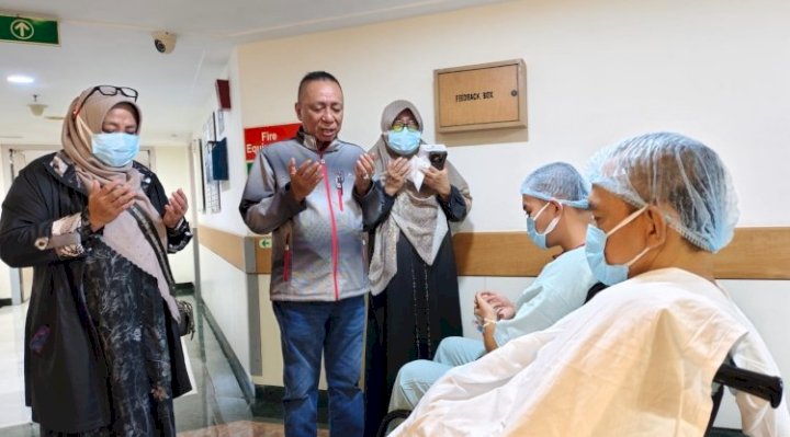 Edy Irawan Arief dan keluarga berdoa bersama sebelum Andi Arief dan Fazle memasuki ruang operasi/Istimewa