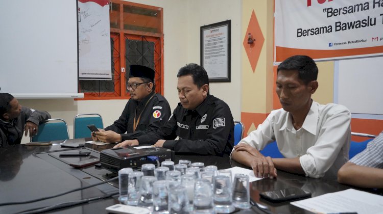 Komisioner Divisi Penanganan Pelanggaran dan Penyelesaian Sengketa Bawaslu Kota Madiun, Novery Wahyu Hidayat saat konferensi pers di kantor Bawaslu Kota Madiun, Selasa malam (22/10)/Ist