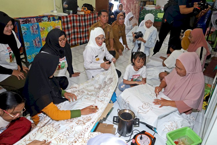 Teks foto: PJs Wali Kota Surabaya Tinjau Kelompok Jahit Ibu dan Batik Anak Inklusi/ist