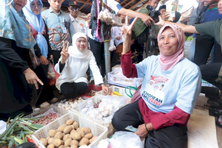 Khofifah bersama pedagang di Pasar Besuki Situbondo/Ist