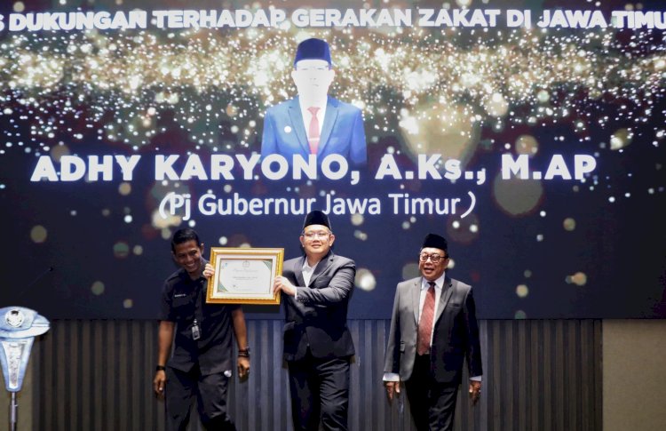 Adhy Karyono menerim BAZNAS Award 2024/RMOLJatim