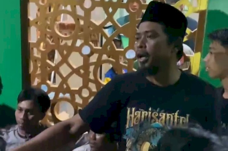 Misbakhul Huda saat berusaha mengamankan terduga pelaku pencurian dari amukan massa/RMOLJatim