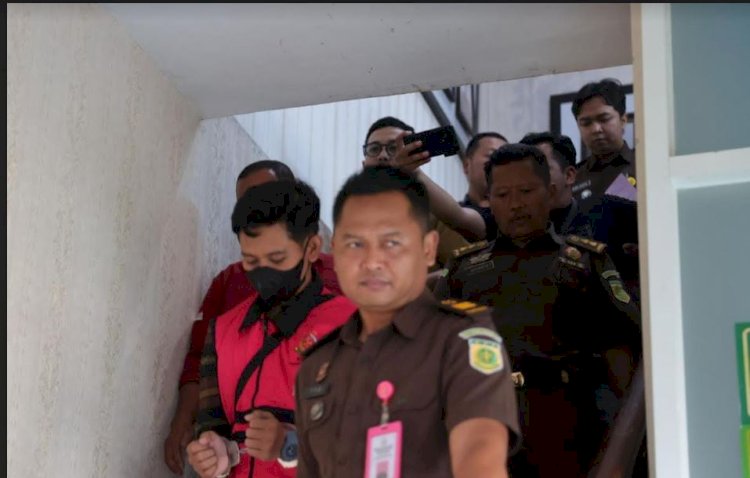 ASH dari Kejaksaan saat akan dikirim ke Lapas Madiun. 