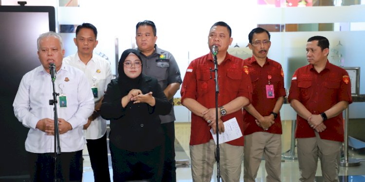 Kepala Pusat Penerangan Hukum (Kapuspenkum) Kejagung Harli Siregar (kiri) dan Direktur Penyidikan Jampidsus Abdul Qohar (kanan) saat jumpa pers/Puspenkum Kejagung