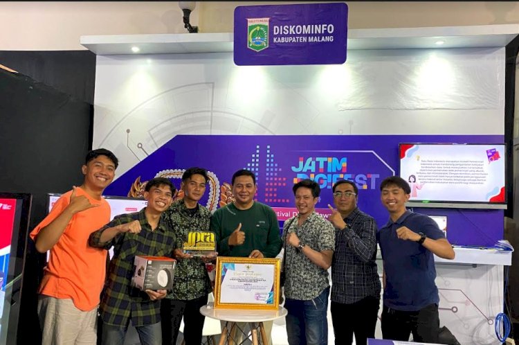  Kepala Bidang Komunikasi Diskominfo Kabupaten Malang, Iwan Heri Kristanto (tengah) bersama jajaran pegawainya usai meraih penghargaan di ajang JPRA 2024/Ist