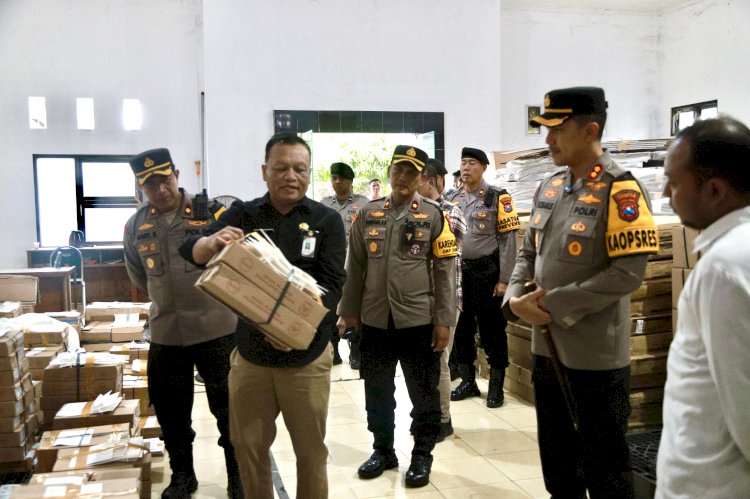Kapolres cek logistik di gudang KPU Jombang/Ist