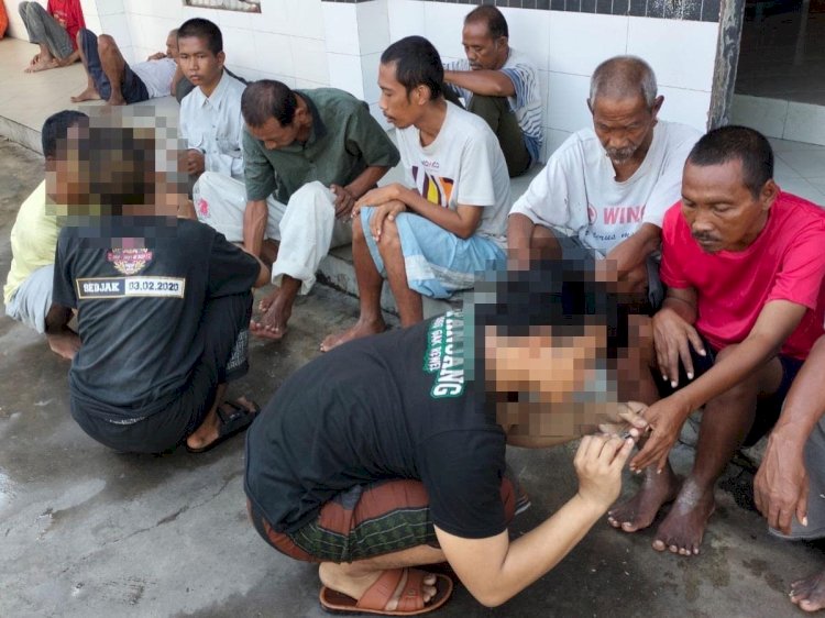 Teks foto: Belasan muda-mudi diamankan Satpol PP Surabaya/ist
