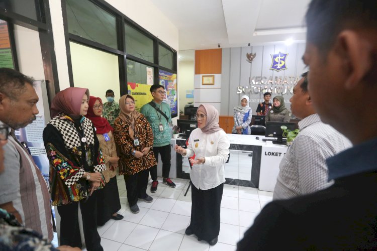  PJs Wali Kota Surabaya Restu Novi Widiani meninjau kantor kecamatan/RMOLJatim