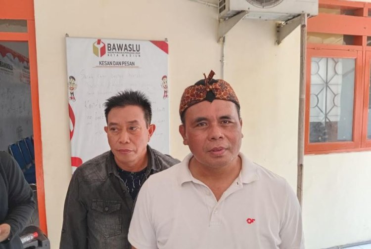 Juru bicara Forum masyarakat bersama Budi Santoso (putih) bersama mantan ketua Bawaslu kota Madiun Kokok HP (hitam) usai melaporkan dugaan money politik di Bawaslu /RMOLJatim