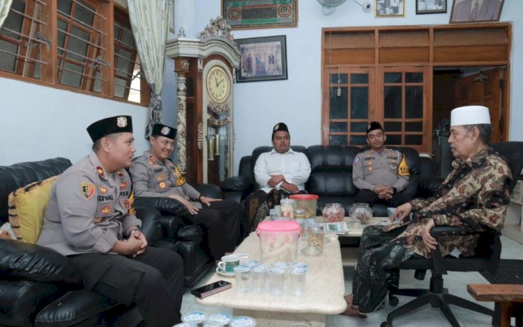 Kapolres Lamongan AKBP Bobby Adimas Condroputro saat sowan ke kediaman pengasuh Ponpes Sunan Drajat, KH. Abdul Ghofur