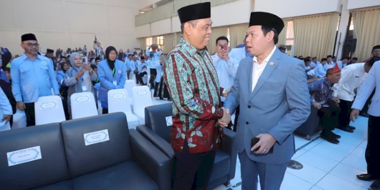 Ketua DPD Sultan B Najamudin berjabat tangan dengan Ketua Dewan Pembina DPP BKPRMI Komjen Pol (Purn) Syafruddin/Ist