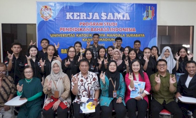 Penyerahaan berkas kesepakatan kerja sama Program Studi Pendidikan Bahasa Indonesia UKWMS Kampus Madiun dengan Balai Bahasa Jawa Timur/antara