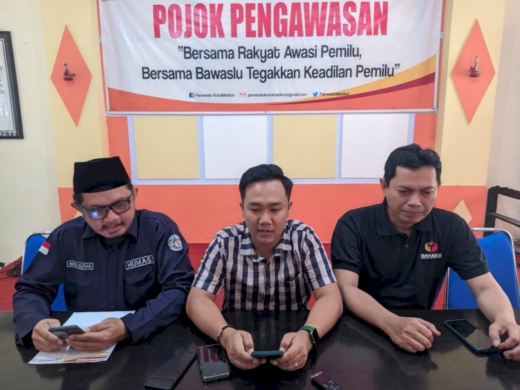 Foto : Ketua Bawaslu kota Madiun Wahyu Sesar (Tengah) saat konferensi pers, pada Sabtu (26/10) kemarin.    