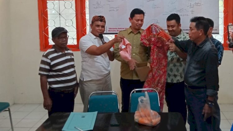 Koordinator aksi Forum Masyarakat Bersama Budi Santoso didampingi Mantan Ketua Bawaslu Kokok HP saat memberikan Daster dan Bra Ke Komisioneris Bawaslu kota Madiun.    