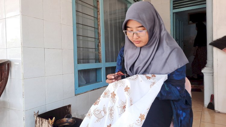 Umi Bahriyani Pratiwi menunjukkan keahliannua membatik/RMOLJatim