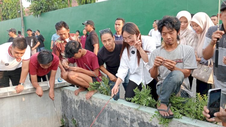 Ratusan warga Blitar mancing bareng ruah di sekitar Sungai Jalan Merapi/Ist
