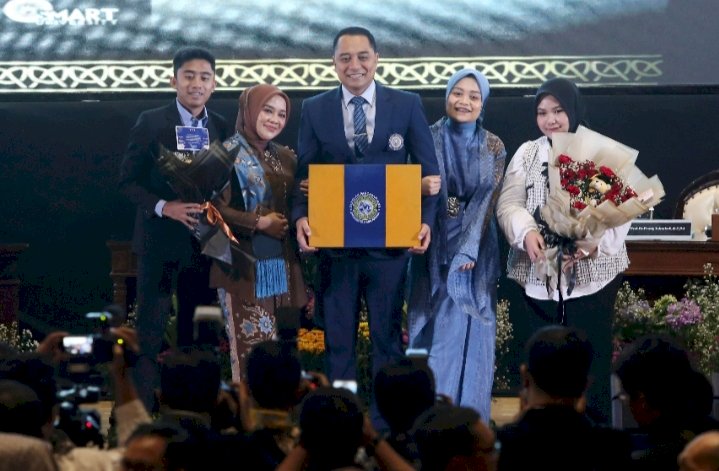 Eri Cahyadi bersama keluarga usai raih gelar doktor/RMOLJatim