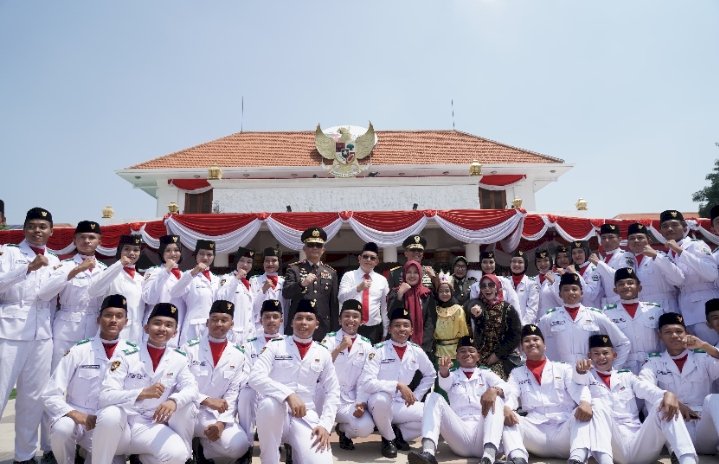 Pangdam Mayjen TNI Rudy Saladin bersama Pj Gubernur Adhy Karyono, Kapolda Jatim dan Paskibraka/ist