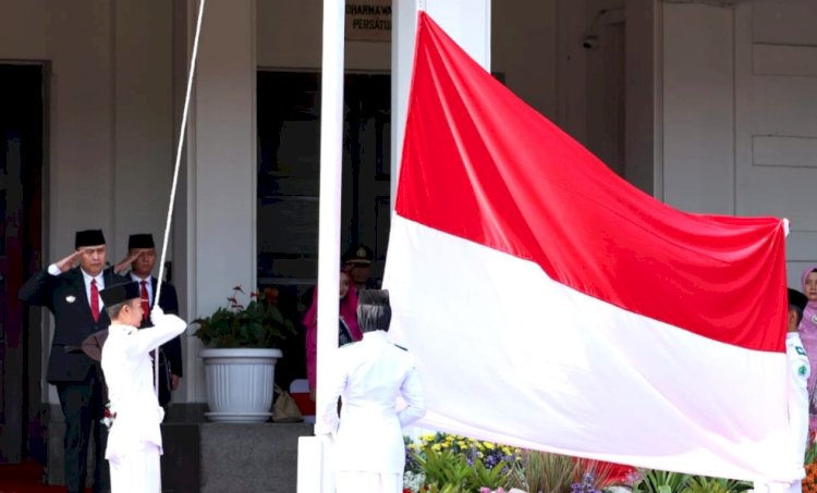 Pj Wali Kota Malang, Iwan Kurniawan saat menjadi inspektur upacara/Ist