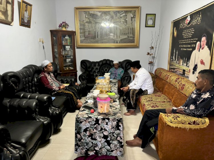 Foto Cabup Hendy Siswanto, saat menemui warga Desa Pace kecamatan Silo.