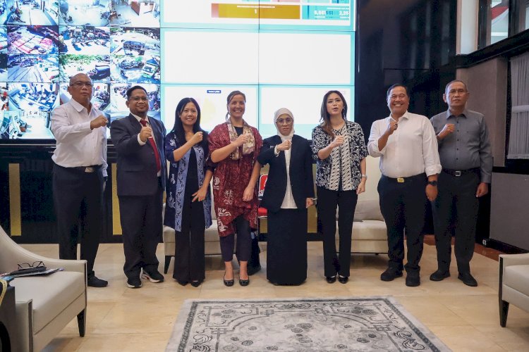 Teks foto: PJs Wali Kota Surabaya Restu Novi Widiani menerima kunjungan Wakil Kepala Kota Kedua Kedutaan Besar Inggris di Jakarta, Juliana Richter/ist