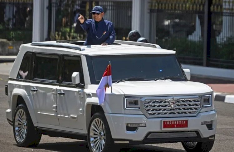 Presiden Prabowo Subianto menyapa warga dari mobil Maung/Ist