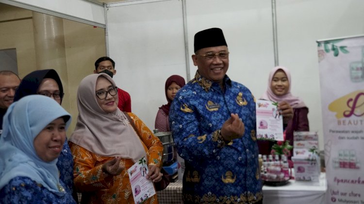 Rossyda Priyadarsini meninjau pameran produk startup/ist