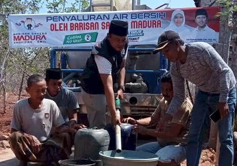 Barisan Sakera Madura Khofifah-Emil saat menyalurkan bantuan air bersih kepada warga di Sumenep/Ist