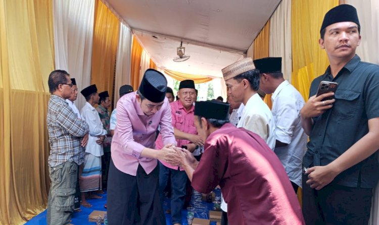 Gus Fawait menyalami para guru ngaji/RMOLJatim