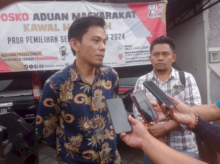 Pelapor dan saksi usai diklarifikasi di Kantor Bawaslu Jember/Ist