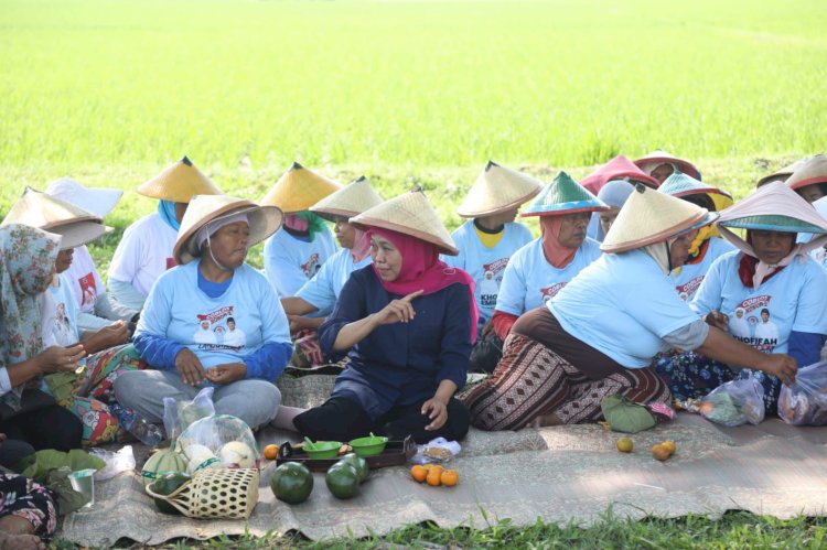 Momen akrab Calon Gubernur Jawa Timur Khofifah Indar Parawansa bertemu dengan para petani di kawasan Klitik, Kecamatan Geneng Kabupaten Ngawi, Selasa (29/10/2024)/Ist