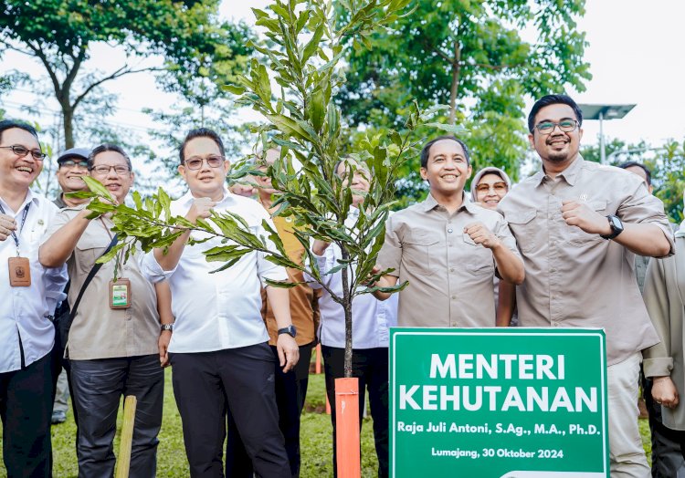 Pj Gubernur Jatim Adhy Karyono mendampingi Raja Juli Antoni/Ist