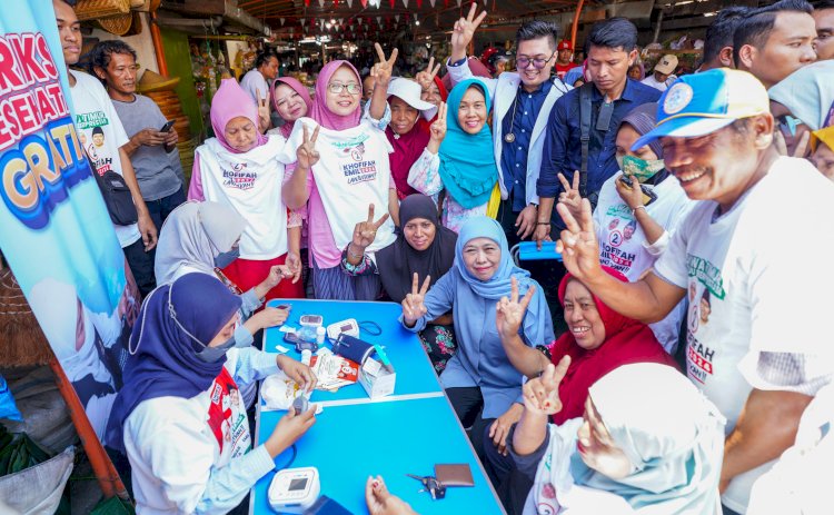 Calon Gubernur Jawa Timur Khofifah Indar Parawansa bersama pedagang Pasar Pacar Keling, Rabu (30/10)/Ist