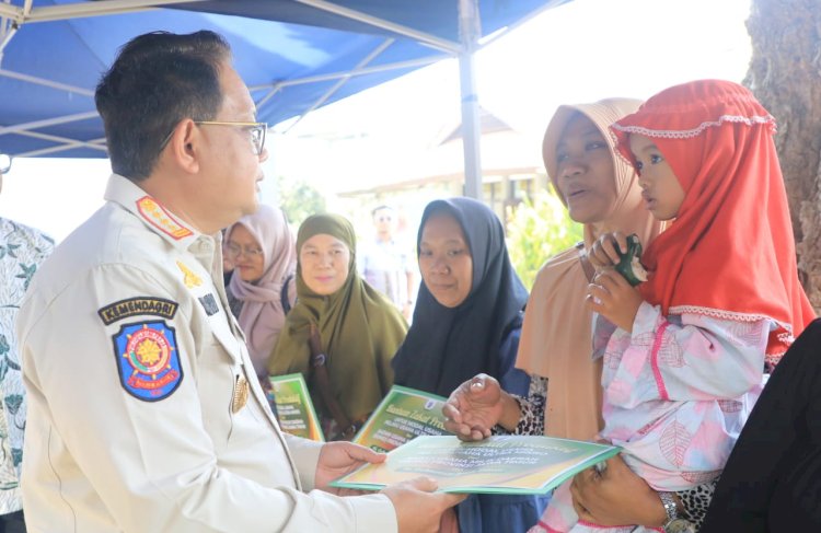 Pj Gubernur Jatim Adhy Karyono menyerahkan bantuan sosial di Malang/Ist