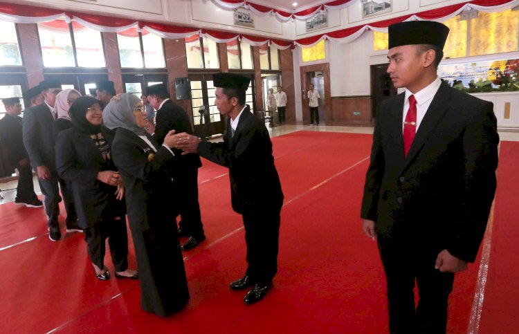 PJs Wali Kota Restu Novi memberikan selamat kepada enam pejabat administrator dan pengawas yang dilantik/RMOLJatim