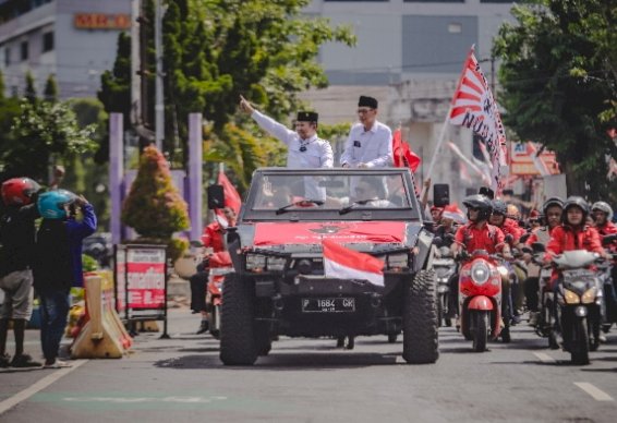 Hendy Siswanto menyapa warga Jember dari atas mobil Maung produk PT Pindad/RMOLJatim