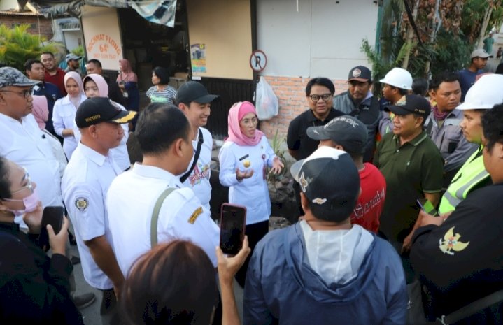 PJs Wali Kota Surabaya Restu Novi Widiani meninjau pembangunan saluran di Jalan Simo Kwagean dan Jalan Petemon V/RMOLJatim