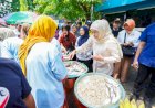 Pastikan Stok  Bahan Pokok Aman  di Pasar Baru Gresik, Khofifah Panen Dukungan dan Doa