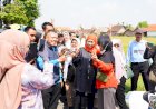 Dicurhati Pedagang Pasar Purwosari Makin Sepi Pembeli, Khofifah: Literasi Digital Jadi Solusi Mendesak