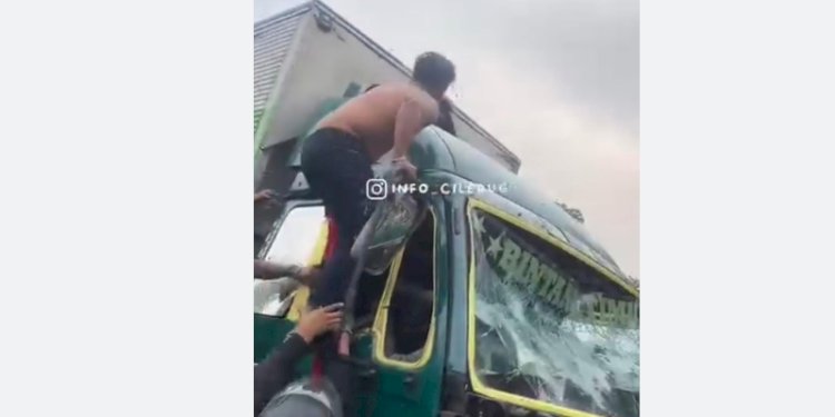 Tangkapan layar sopir truk menghindari amukan massa/Repro