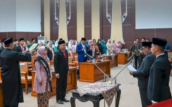 Kedua anggota DPRD Kabupaten Pasuruan saat mengucap sumpah  Pengganti Antar Waktu/Ist