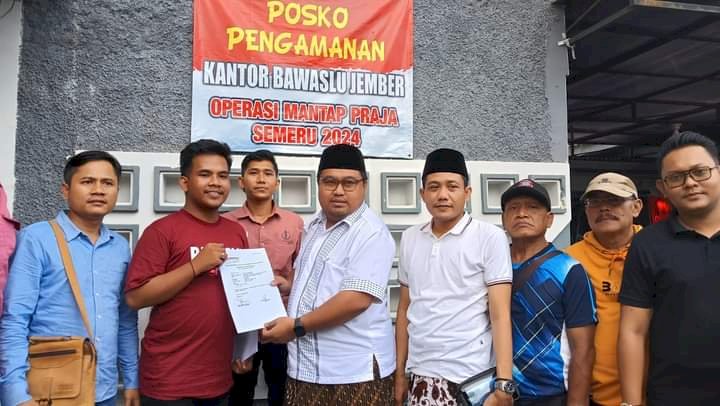 Mahatir Muhammad dan Gus Yazid usai melaporkan akun @Gusfawaituntkjember  ke Bawaslu Kabupaten Jember (baju putih dan songkok Hitam)/Ist