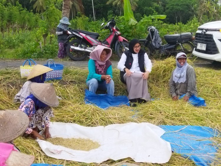 Ipuk bersama petani Banyuwangi 
